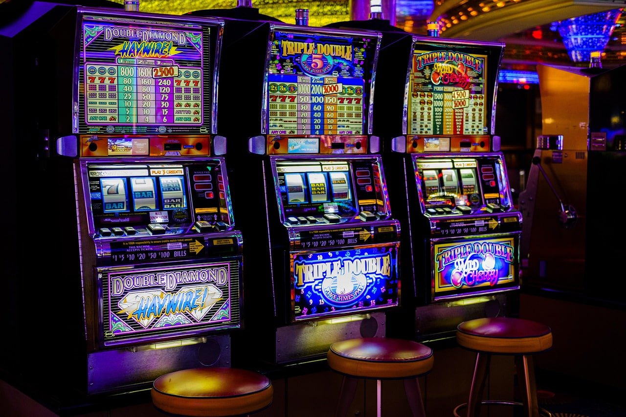 Antarmuka aplikasi luckyrp menampilkan menu utama dengan akses ke permainan slot, taruhan olahraga, dan live dealer